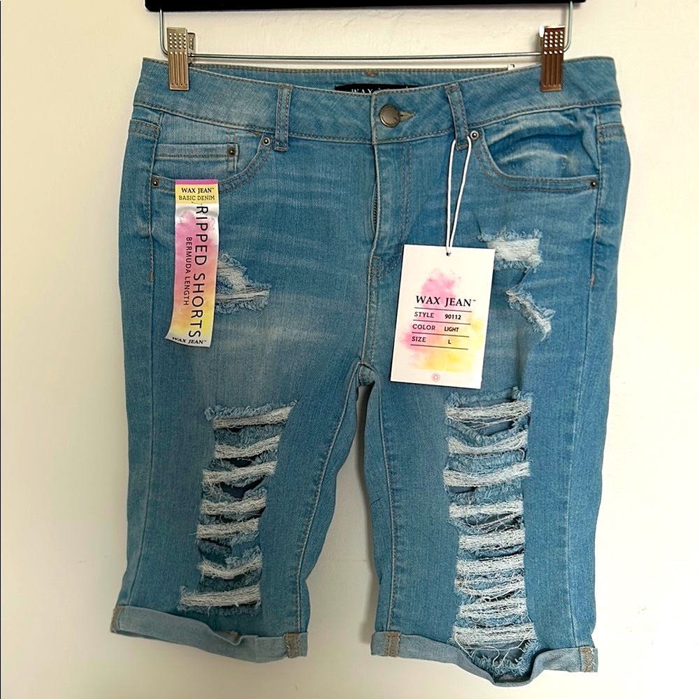 Wax Jean NWT Ripped Bermuda Cuffed Women’s Size L Light Wash Stretch Jean Shorts
